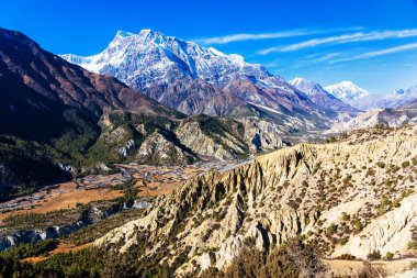Nepal 'de popüler bir turizm beldesi olan Annapurna Circuit Trail' in panoramik manzarası. Thorong La ya da Thorung La geçidine ana kampa giden yol..