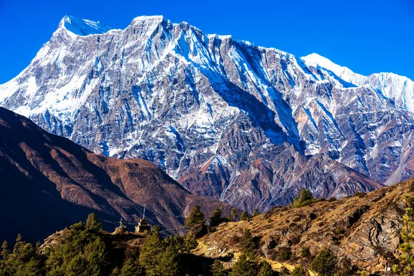ネパールで人気のある観光地のトレイルのパノラマビュー Annapurna Circuit Trail ベースキャンプとソロン ラまたはソロン ラパスへの道 — ストック写真