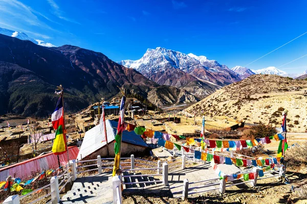 ネパールで人気のある観光地のトレイルのパノラマビュー Annapurna Circuit Trail ベースキャンプとソロンラやソーンラパスへの道 風になびくカラフルな仏像の旗で見る — ストック写真