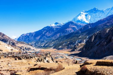 Nepal 'de popüler bir turizm beldesi olan Annapurna Circuit Trail' in panoramik manzarası. Thorong La ya da Thorung La geçidine ana kampa giden yol..