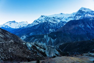 Nepal 'de popüler bir turizm beldesi olan Annapurna Circuit Trail' in panoramik manzarası. Thorong La ya da Thorung La geçidine ana kampa giden yol..