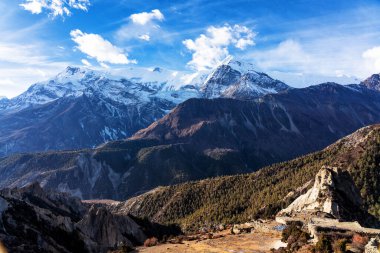 Nepal 'de popüler bir turizm beldesi olan Annapurna Circuit Trail' in panoramik manzarası. Thorong La ya da Thorung La geçidine ana kampa giden yol..