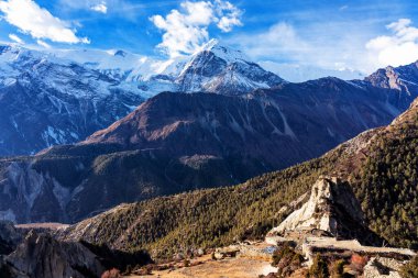Nepal 'de popüler bir turizm beldesi olan Annapurna Circuit Trail' in panoramik manzarası. Thorong La ya da Thorung La geçidine ana kampa giden yol..