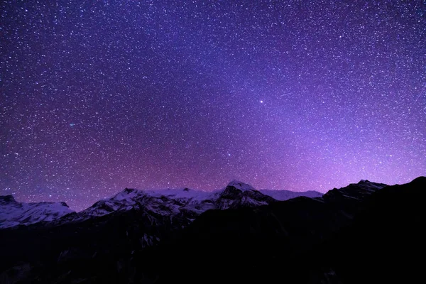 银河和高山 尼泊尔的喜马拉雅山和星空的迷人景象 雪峰的岩石 星星的天空 Annapurna范围 明媚的银河夜景 — 图库照片