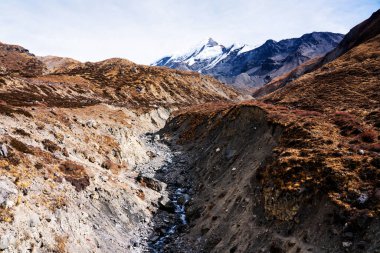 Nepal 'de popüler bir turizm beldesi olan Annapurna Circuit Trail' in panoramik manzarası. Thorong La ya da Thorung La geçidine ana kampa giden yol..