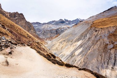 Nepal 'de popüler bir turizm beldesi olan Annapurna Circuit Trail' in panoramik manzarası. Thorong La ya da Thorung La geçidine ana kampa giden yol..