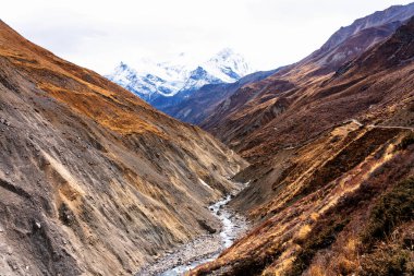 Nepal 'de popüler bir turizm beldesi olan Annapurna Circuit Trail' in panoramik manzarası. Thorong La ya da Thorung La geçidine ana kampa giden yol..