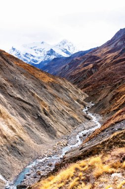 Nepal 'de popüler bir turizm beldesi olan Annapurna Circuit Trail' in panoramik manzarası. Thorong La ya da Thorung La geçidine ana kampa giden yol..