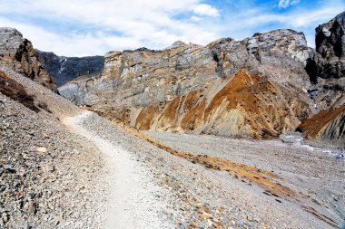 Nepal 'de popüler bir turizm beldesi olan Annapurna Circuit Trail' in panoramik manzarası. Thorong La ya da Thorung La geçidine ana kampa giden yol..