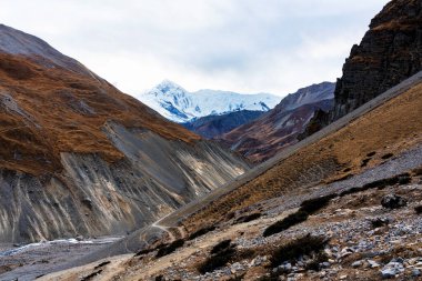 Nepal 'de popüler bir turizm beldesi olan Annapurna Circuit Trail' in panoramik manzarası. Thorong La ya da Thorung La geçidine ana kampa giden yol..