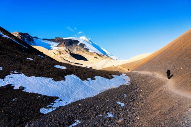 Nepal 'de popüler bir turizm beldesi olan Annapurna Circuit Trail' in panoramik manzarası. Thorong La ya da Thorung La geçidine ana kampa giden yol..