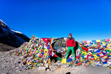 THORONG LA, NEPAL - 29 Kasım 2018: popüler bir pistte Thorong La geçidinde yürüyüşçü - Annapura Pisti.