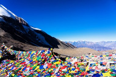 Geçitte Tibet taş yığını ve renkli bayraklar, Himalayalar, Nepal. Thoroang La Pass.