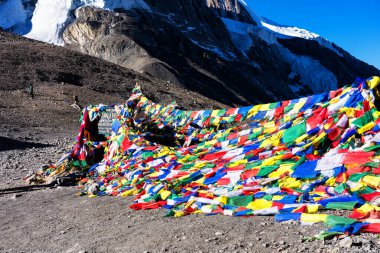 Geçitte Tibet taş yığını ve renkli bayraklar, Himalayalar, Nepal. Thoroang La Pass.