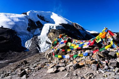 Geçitte Tibet taş yığını ve renkli bayraklar, Himalayalar, Nepal. Thoroang La Pass.