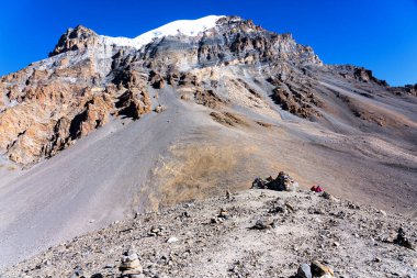 Thorong La 'dan panoramik ya da Thorung La Pass. Nepal 'de popüler bir turizm beldesi olan Annapurna Pisti.