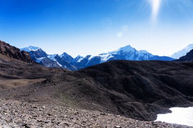 Thorong La 'dan panoramik ya da Thorung La Pass. Nepal 'de popüler bir turizm beldesi olan Annapurna Pisti.