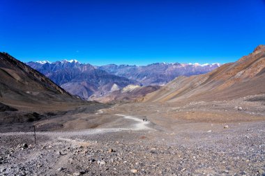 Nepal 'de popüler bir turizm beldesi olan Annapurna Circuit Trail' in panoramik manzarası. Thorong La ya da Thorung La geçidine. Jharkot ve Muktinath yakınlarında, Yukarı Mustang.