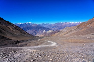 Nepal 'de popüler bir turizm beldesi olan Annapurna Circuit Trail' in panoramik manzarası. Thorong La ya da Thorung La geçidine. Jharkot ve Muktinath yakınlarında, Yukarı Mustang.