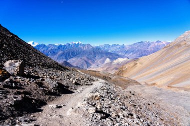 Nepal 'de popüler bir turizm beldesi olan Annapurna Circuit Trail' in panoramik manzarası. Thorong La ya da Thorung La geçidine. Jharkot ve Muktinath yakınlarında, Yukarı Mustang.