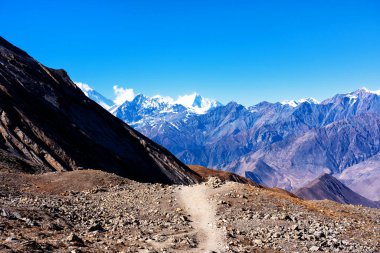 Nepal 'de popüler bir turizm beldesi olan Annapurna Circuit Trail' in panoramik manzarası. Thorong La ya da Thorung La geçidine. Jharkot ve Muktinath yakınlarında, Yukarı Mustang.
