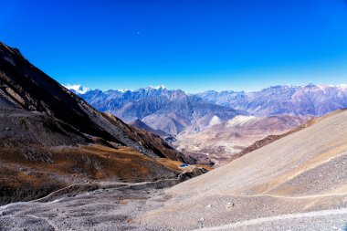 Nepal 'de popüler bir turizm beldesi olan Annapurna Circuit Trail' in panoramik manzarası. Thorong La ya da Thorung La geçidine. Jharkot ve Muktinath yakınlarında, Yukarı Mustang.