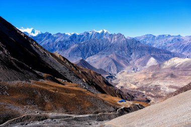 Nepal 'de popüler bir turizm beldesi olan Annapurna Circuit Trail' in panoramik manzarası. Thorong La ya da Thorung La geçidine. Jharkot ve Muktinath yakınlarında, Yukarı Mustang.