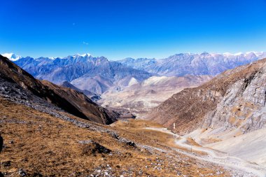 Nepal 'de popüler bir turizm beldesi olan Annapurna Circuit Trail' in panoramik manzarası. Thorong La ya da Thorung La geçidine. Jharkot ve Muktinath yakınlarında, Yukarı Mustang.