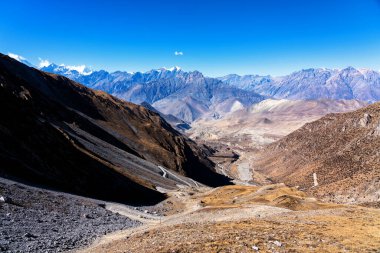 Nepal 'de popüler bir turizm beldesi olan Annapurna Circuit Trail' in panoramik manzarası. Thorong La ya da Thorung La geçidine. Jharkot ve Muktinath yakınlarında, Yukarı Mustang.