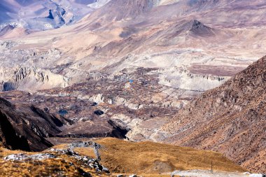 Nepal 'de popüler bir turizm beldesi olan Annapurna Circuit Trail' in panoramik manzarası. Thorong La ya da Thorung La geçidine. Jharkot ve Muktinath yakınlarında, Yukarı Mustang.