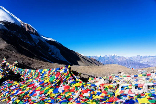 Tibetan Pile Stones Colored Flags Pass Himalayas Nepal Thoroang Pass — Stock Photo, Image