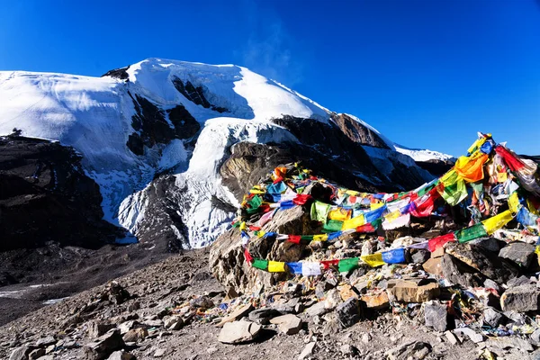 Tibetan Pile Stones Colored Flags Pass Himalayas Nepal Thoroang Pass — Stock Photo, Image