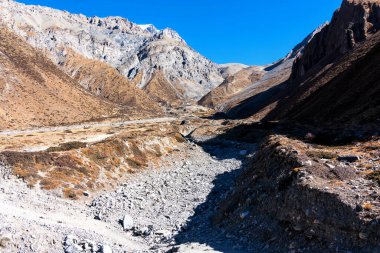 Nepal 'de popüler bir turizm beldesi olan Annapurna Circuit Trail' in panoramik manzarası. Thorong La ya da Thorung La geçidine. Jharkot ve Muktinath yakınlarında, Yukarı Mustang.
