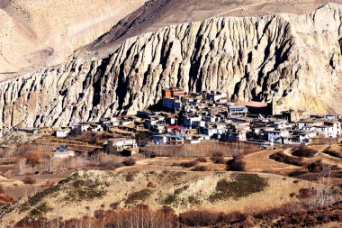 Nepal 'de popüler bir turizm beldesi olan Annapurna Circuit Trail' in panoramik manzarası. Thorong La ya da Thorung La geçidine. Jharkot ve Muktinath yakınlarında, Yukarı Mustang.