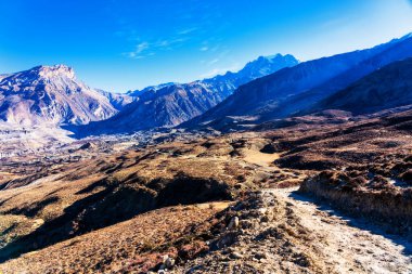 Nepal 'de popüler bir turizm beldesi olan Annapurna Circuit Trail' in panoramik manzarası. Thorong La ya da Thorung La geçidine. Jharkot ve Muktinath yakınlarında, Yukarı Mustang.