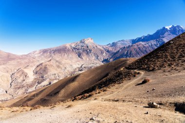 Nepal 'de popüler bir turizm beldesi olan Annapurna Circuit Trail' in panoramik manzarası. Thorong La ya da Thorung La geçidine. Jharkot ve Muktinath yakınlarında, Yukarı Mustang.