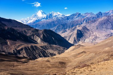 Nepal 'de popüler bir turizm beldesi olan Annapurna Circuit Trail' in panoramik manzarası. Thorong La ya da Thorung La geçidine. Jharkot ve Muktinath yakınlarında, Yukarı Mustang.