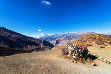 Geçitte Tibet taş yığını ve renkli bayraklar, Himalayalar, Nepal.