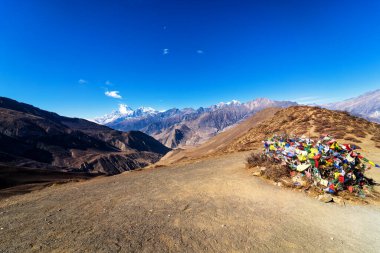 Geçitte Tibet taş yığını ve renkli bayraklar, Himalayalar, Nepal.