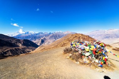 Geçitte Tibet taş yığını ve renkli bayraklar, Himalayalar, Nepal.