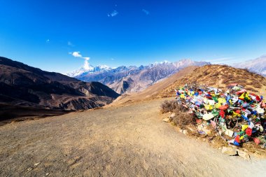 Geçitte Tibet taş yığını ve renkli bayraklar, Himalayalar, Nepal.