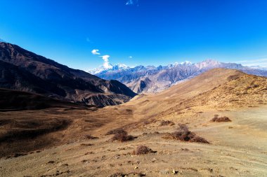 Nepal 'de popüler bir turizm beldesi olan Annapurna Circuit Trail' in panoramik manzarası. Thorong La ya da Thorung La geçidine. Jharkot ve Muktinath yakınlarında, Yukarı Mustang.