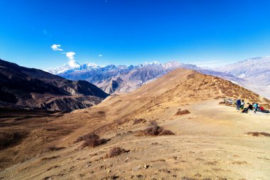 Nepal 'de popüler bir turizm beldesi olan Annapurna Circuit Trail' in panoramik manzarası. Thorong La ya da Thorung La geçidine. Jharkot ve Muktinath yakınlarında, Yukarı Mustang.