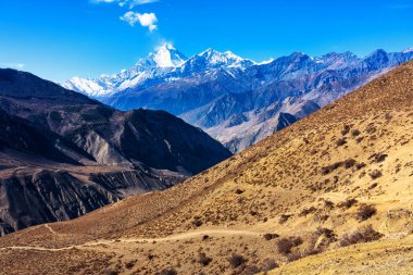 Nepal 'de popüler bir turizm beldesi olan Annapurna Circuit Trail' in panoramik manzarası. Thorong La ya da Thorung La geçidine. Jharkot ve Muktinath yakınlarında, Yukarı Mustang.