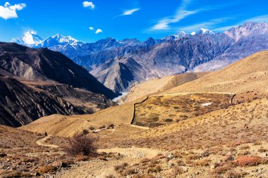 Nepal 'de popüler bir turizm beldesi olan Annapurna Circuit Trail' in panoramik manzarası. Thorong La ya da Thorung La geçidine. Jharkot ve Muktinath yakınlarında, Yukarı Mustang.