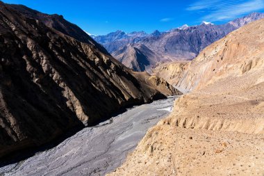 Nepal 'de popüler bir turizm beldesi olan Annapurna Circuit Trail' in panoramik manzarası. Thorong La ya da Thorung La geçidine. Jharkot ve Muktinath yakınlarında, Yukarı Mustang.