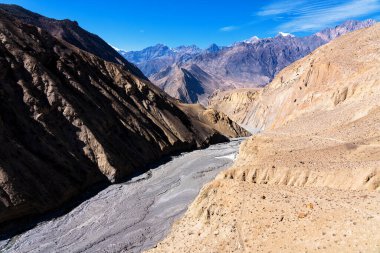 Nepal 'de popüler bir turizm beldesi olan Annapurna Circuit Trail' in panoramik manzarası. Thorong La ya da Thorung La geçidine. Jharkot ve Muktinath yakınlarında, Yukarı Mustang.