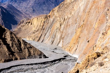 Nepal 'de popüler bir turizm beldesi olan Annapurna Circuit Trail' in panoramik manzarası. Thorong La ya da Thorung La geçidine. Jharkot ve Muktinath yakınlarında, Yukarı Mustang.