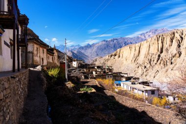 Himalayalar 'daki Annapurna Pisti, Nepal' de küçük bir kasaba ya da bir yerleşim yeri. Bazı binalar turistlere otel, pansiyon ve restoran olarak hizmet veriyor..