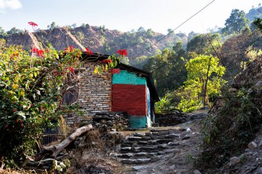 Himalayalar 'daki Annapurna Pisti, Nepal' de küçük bir kasaba ya da bir yerleşim yeri. Bazı binalar turistlere otel, pansiyon ve restoran olarak hizmet veriyor..